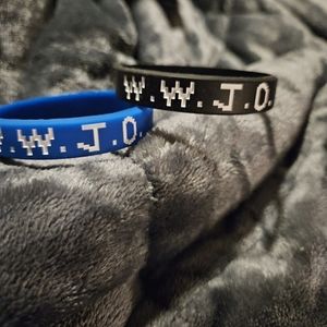 2 Silicone bracelets